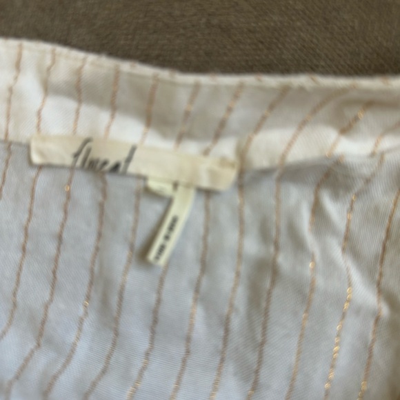 Elegant Cream Blouse with Ruffled Sleeves - Picture 3 of 9